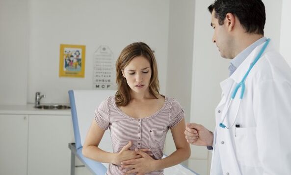 The gastroenterologist will explain in detail to the patient with pancreatitis how to eat so as not to harm the body